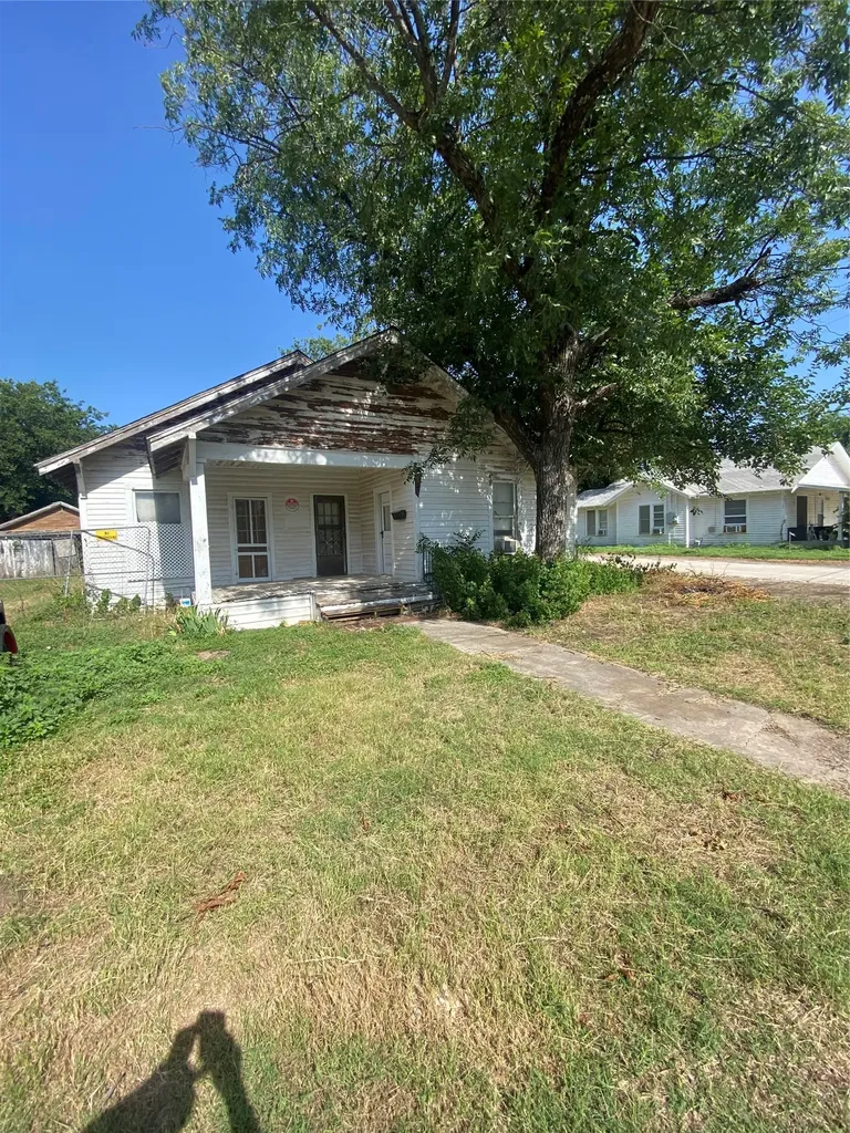 402 S Nueces Street Coleman TX 76834