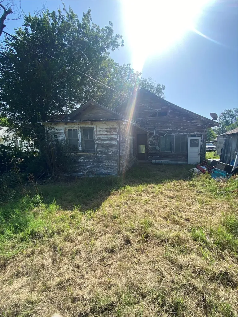 402 S Nueces Street Coleman TX 76834
