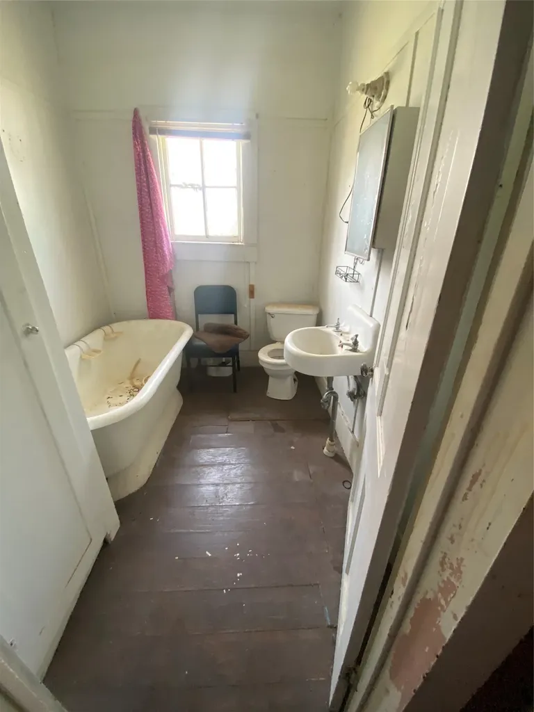 402 S Nueces Street Coleman TX 76834