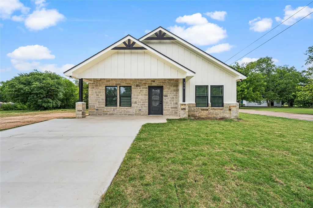 214 Rogers Street Mcgregor TX 76657