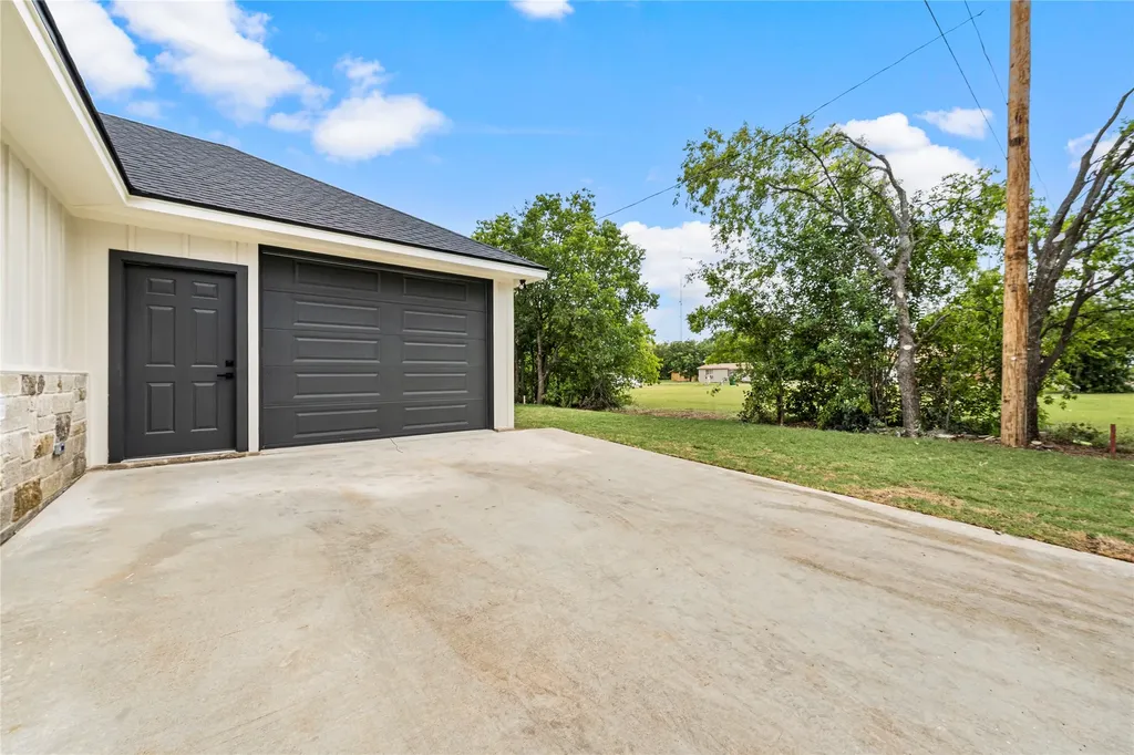 214 Rogers Street Mcgregor TX 76657
