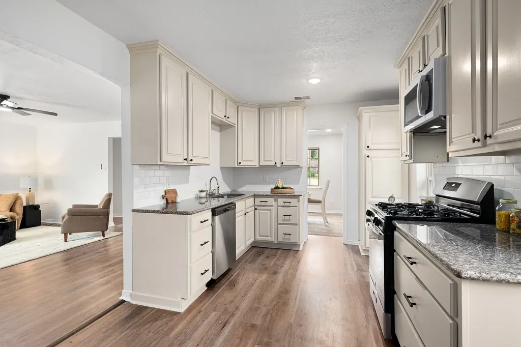 813 Chevy Chase Drive Garland TX 75043