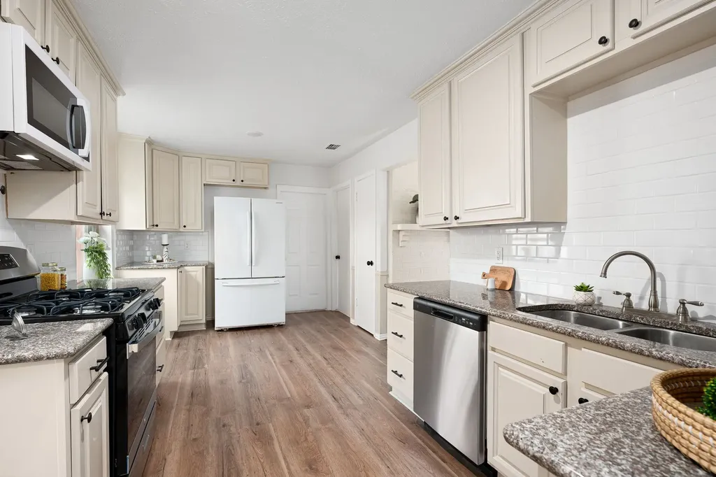 813 Chevy Chase Drive Garland TX 75043