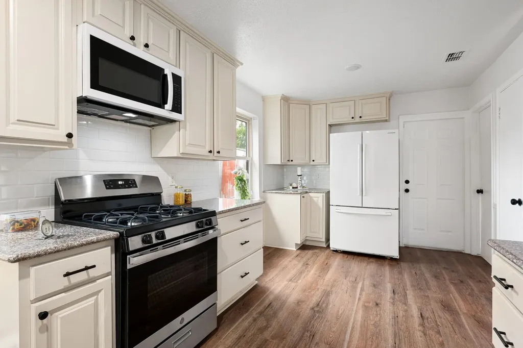 813 Chevy Chase Drive Garland TX 75043
