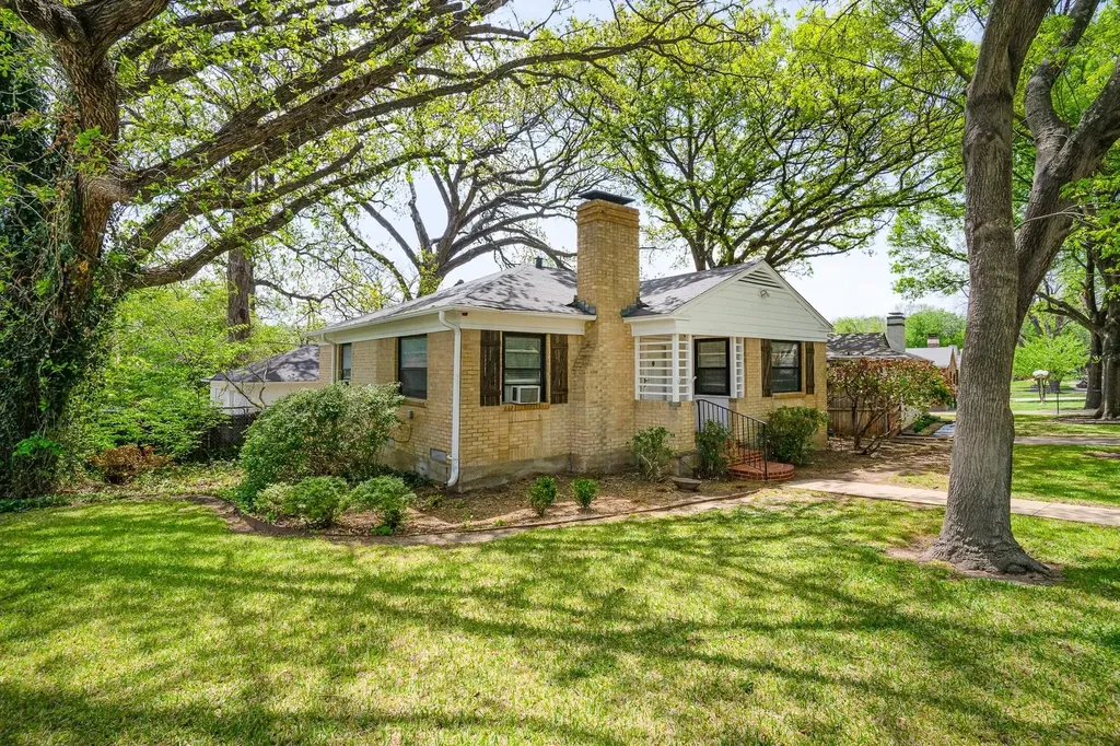 910 Reverchon Drive Dallas TX 75211