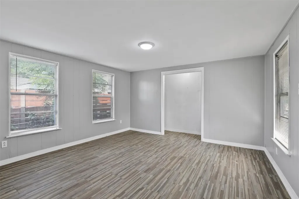 2821 Gladstone Drive Dallas TX 75211