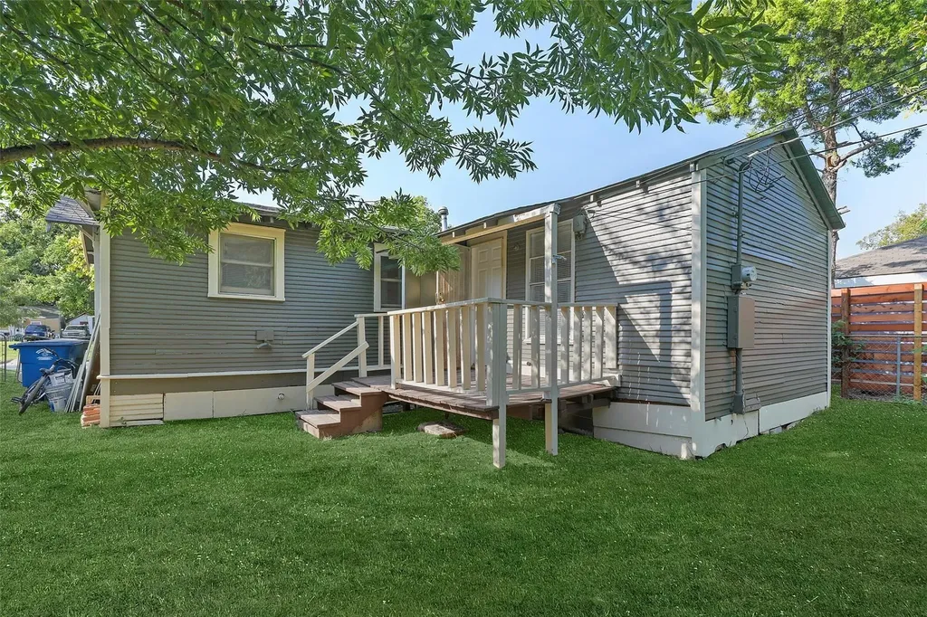 2821 Gladstone Drive Dallas TX 75211