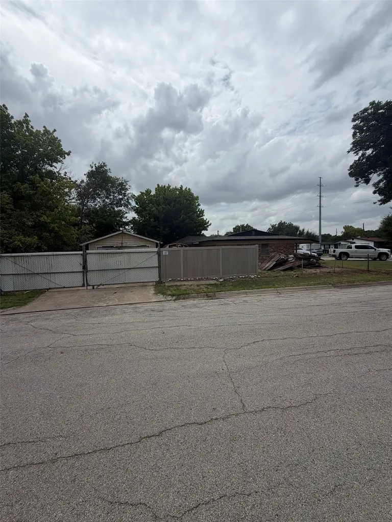 7118 Oak Park Drive Richland Hills TX 76118