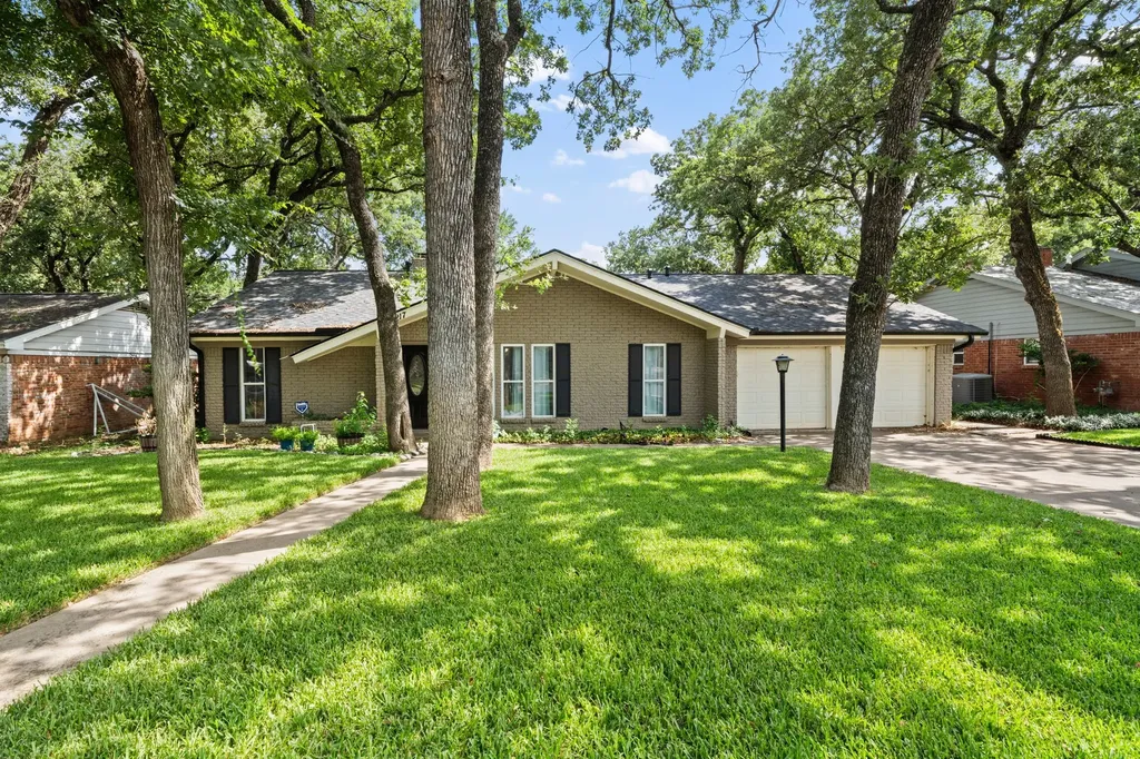 1217 W Redbud Drive Hurst TX 76053