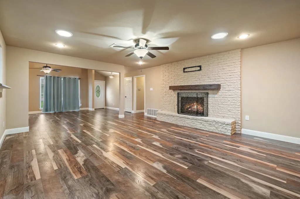 1217 W Redbud Drive Hurst TX 76053