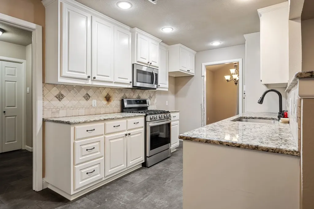 1217 W Redbud Drive Hurst TX 76053
