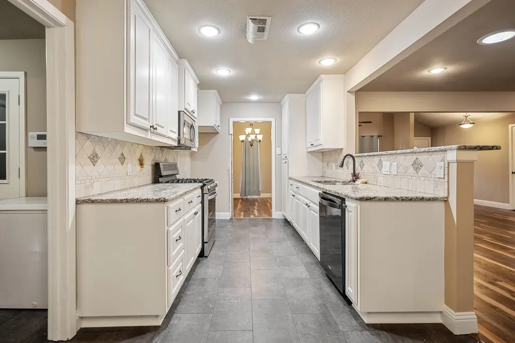 1217 W Redbud Drive Hurst TX 76053