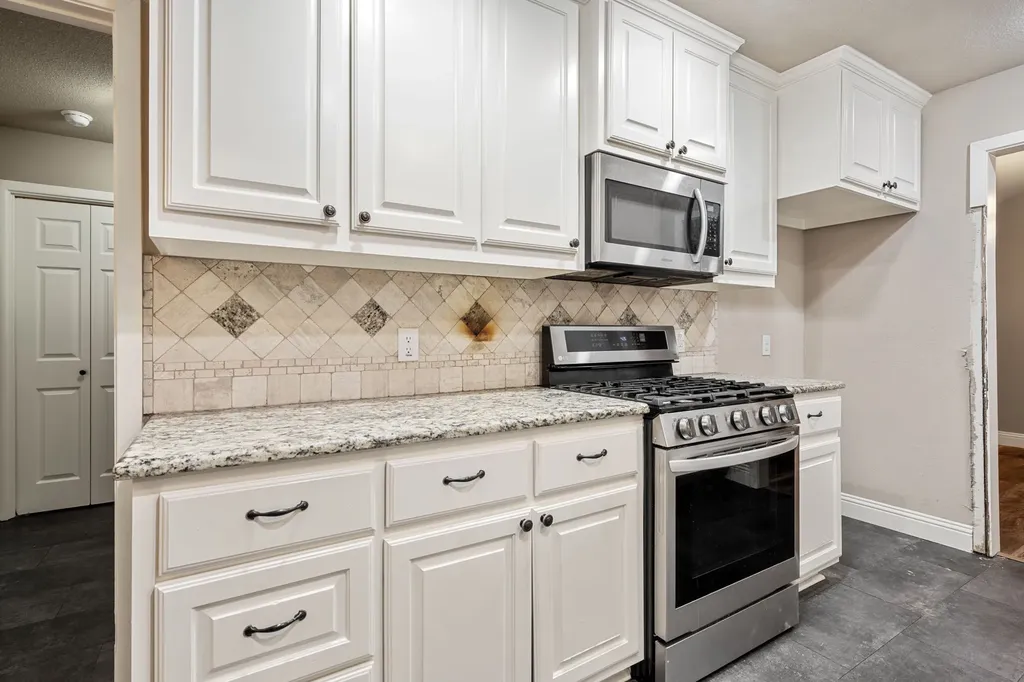 1217 W Redbud Drive Hurst TX 76053