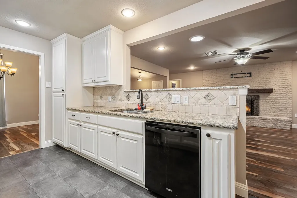 1217 W Redbud Drive Hurst TX 76053