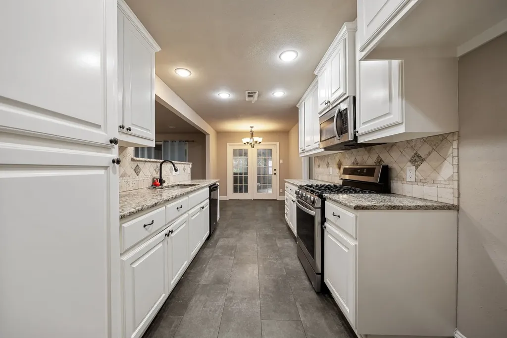 1217 W Redbud Drive Hurst TX 76053