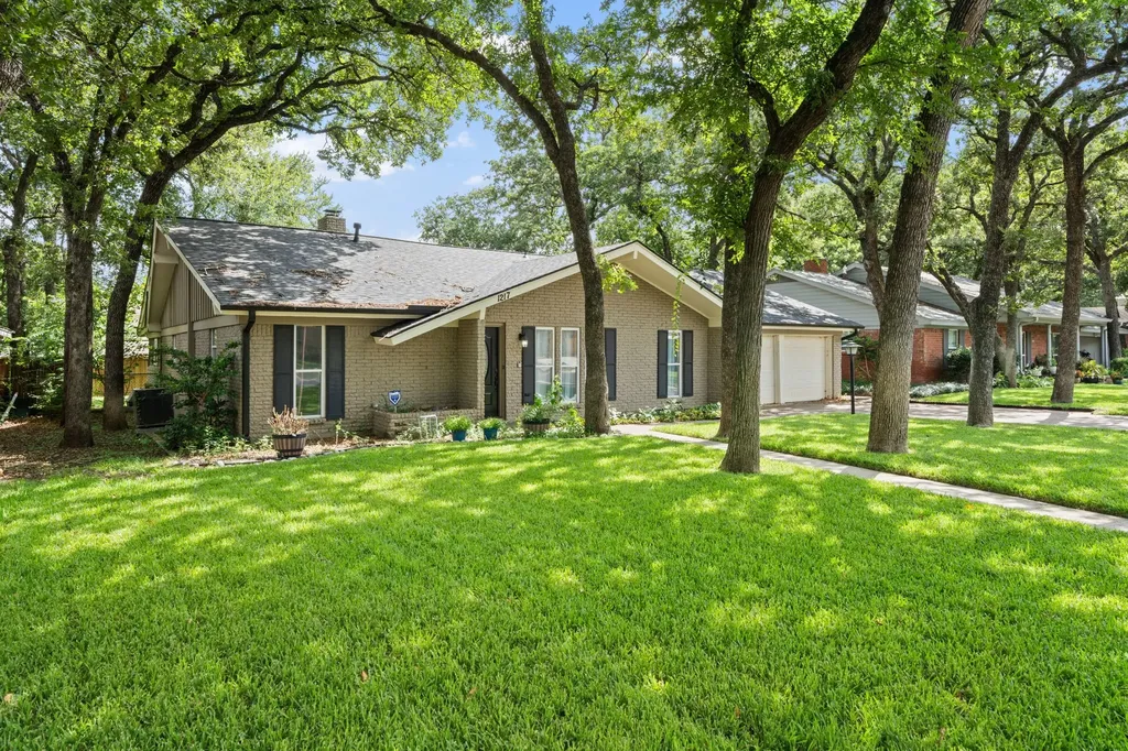 1217 W Redbud Drive Hurst TX 76053