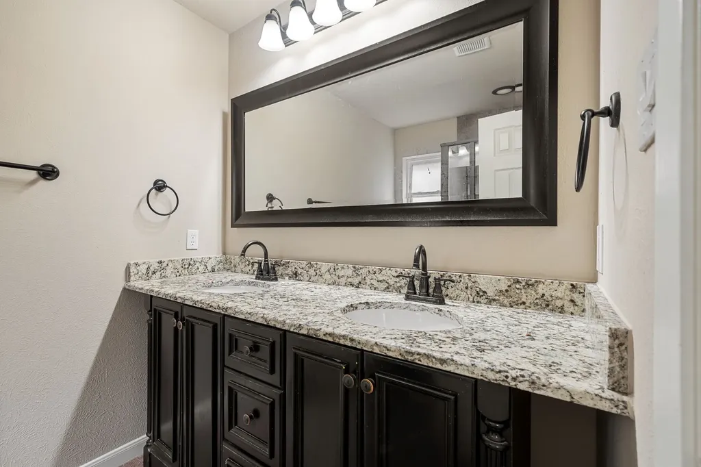 1217 W Redbud Drive Hurst TX 76053