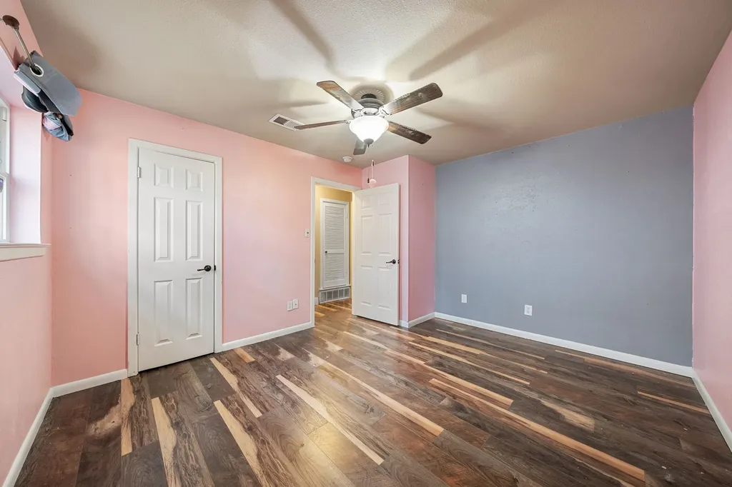 1217 W Redbud Drive Hurst TX 76053