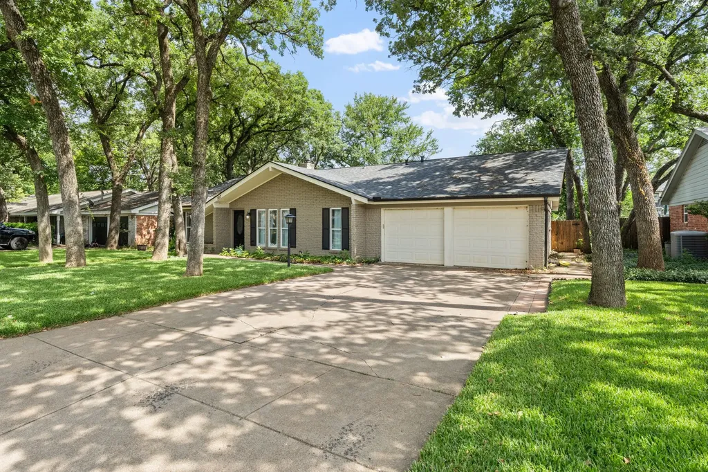 1217 W Redbud Drive Hurst TX 76053