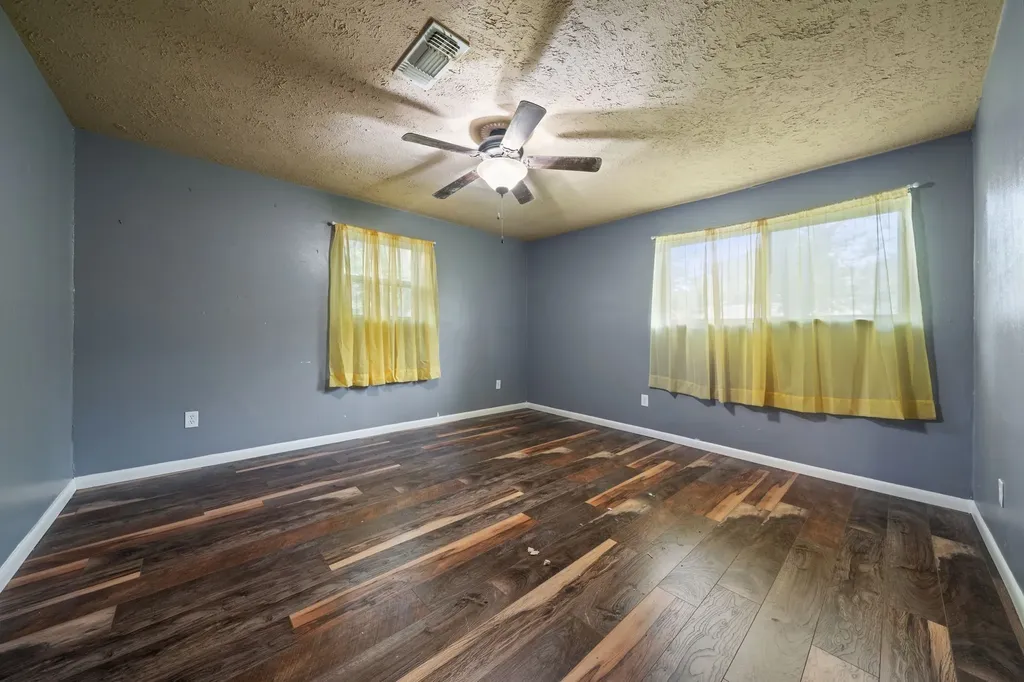 1217 W Redbud Drive Hurst TX 76053