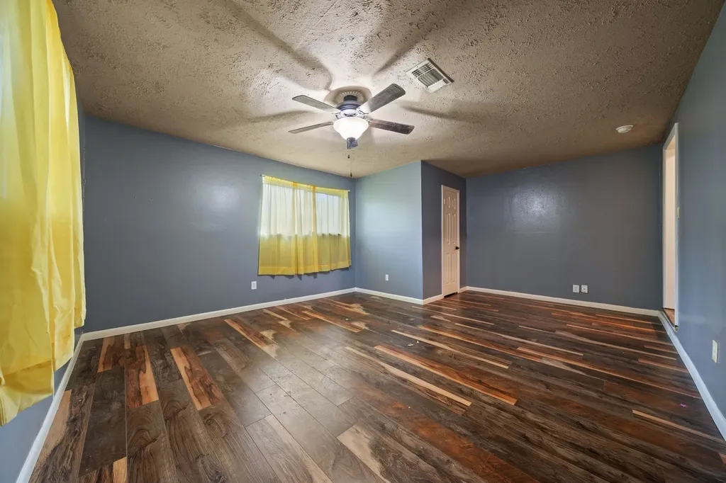 1217 W Redbud Drive Hurst TX 76053