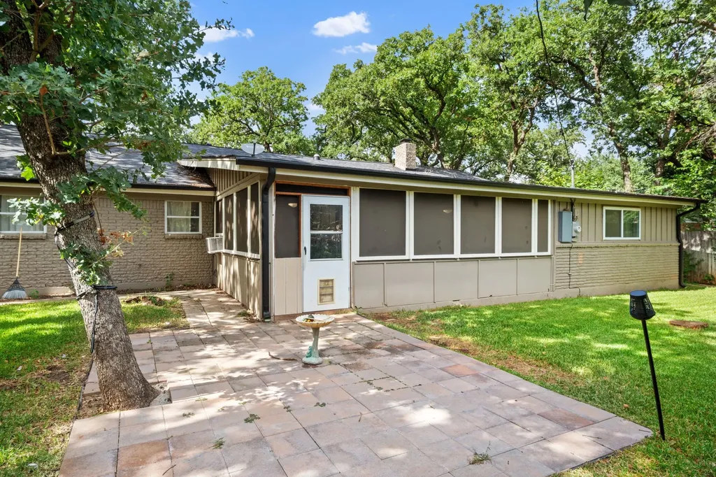 1217 W Redbud Drive Hurst TX 76053