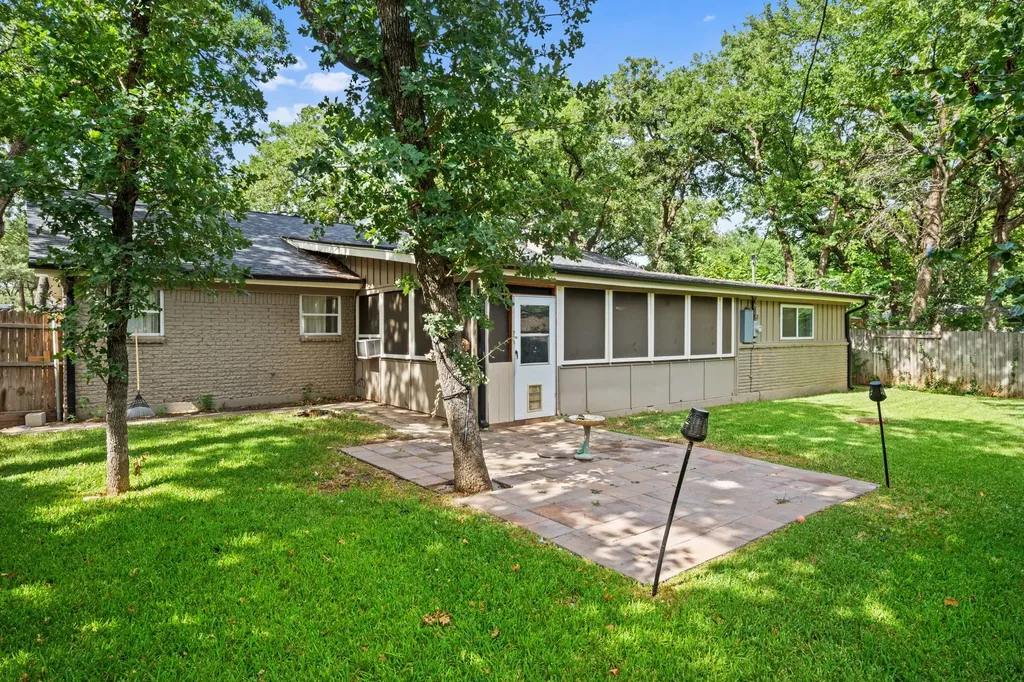 1217 W Redbud Drive Hurst TX 76053