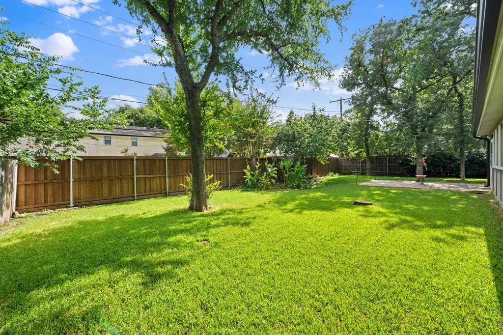 1217 W Redbud Drive Hurst TX 76053