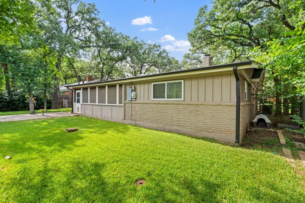 1217 W Redbud Drive Hurst TX 76053