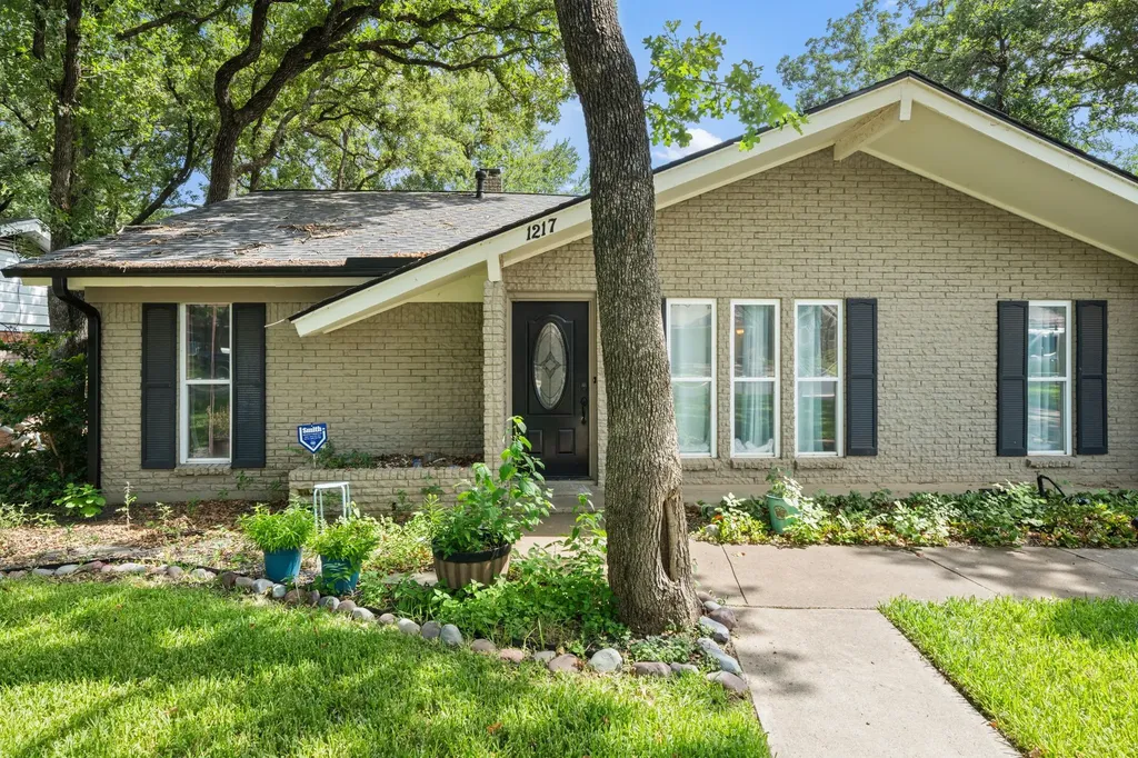 1217 W Redbud Drive Hurst TX 76053