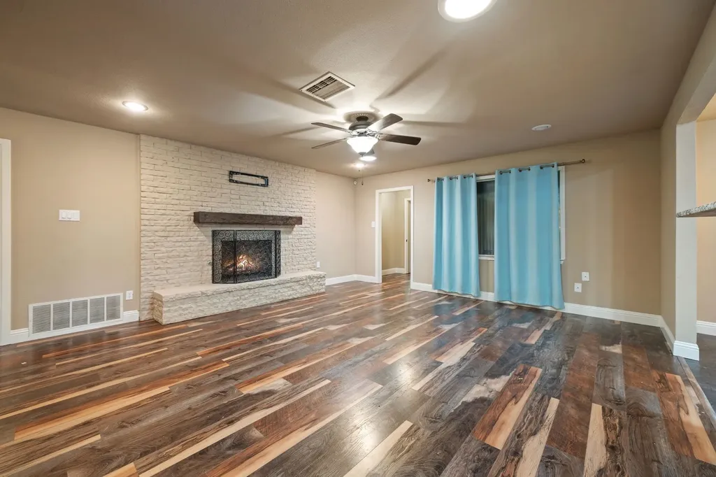 1217 W Redbud Drive Hurst TX 76053