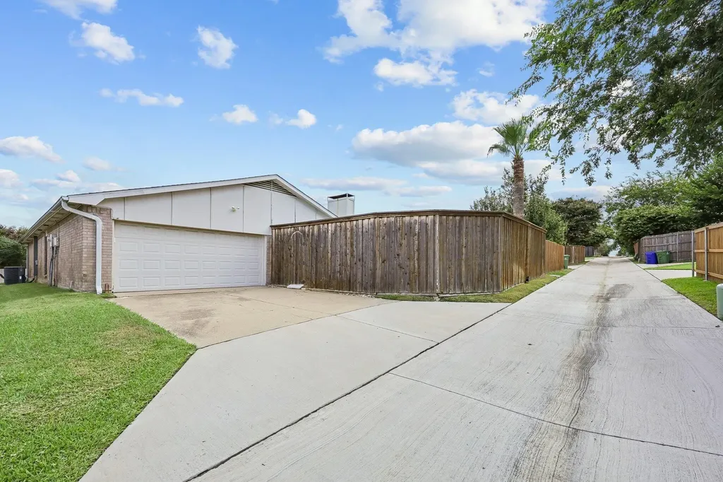 2604 Winding Creek Drive Carrollton TX 75007