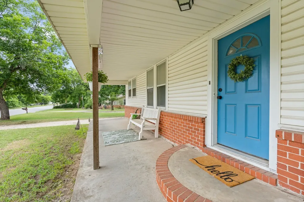 521 Woodard Avenue Cleburne TX 76033
