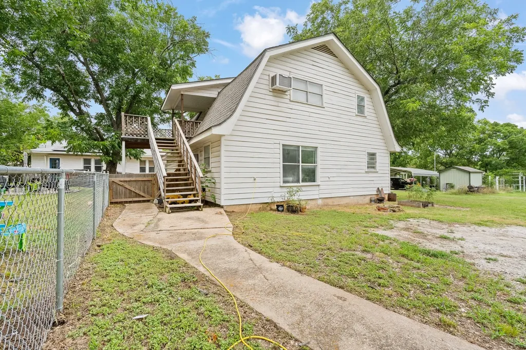521 Woodard Avenue Cleburne TX 76033