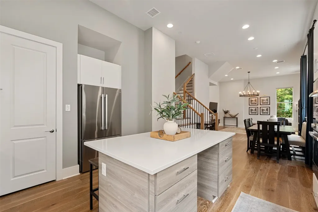381 E Greenbriar Lane Dallas TX 75203