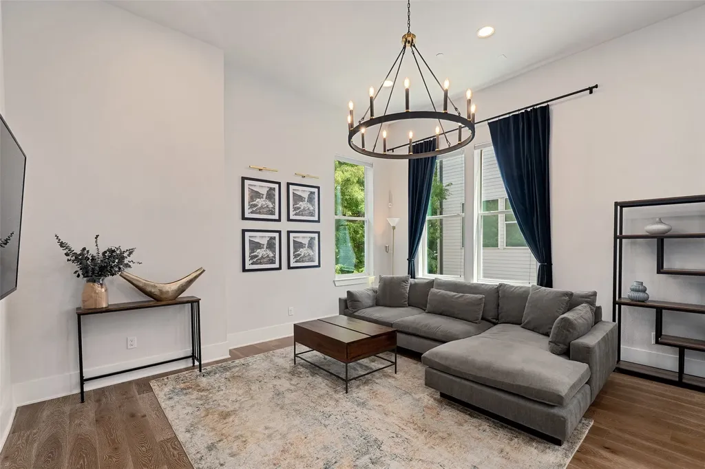 381 E Greenbriar Lane Dallas TX 75203