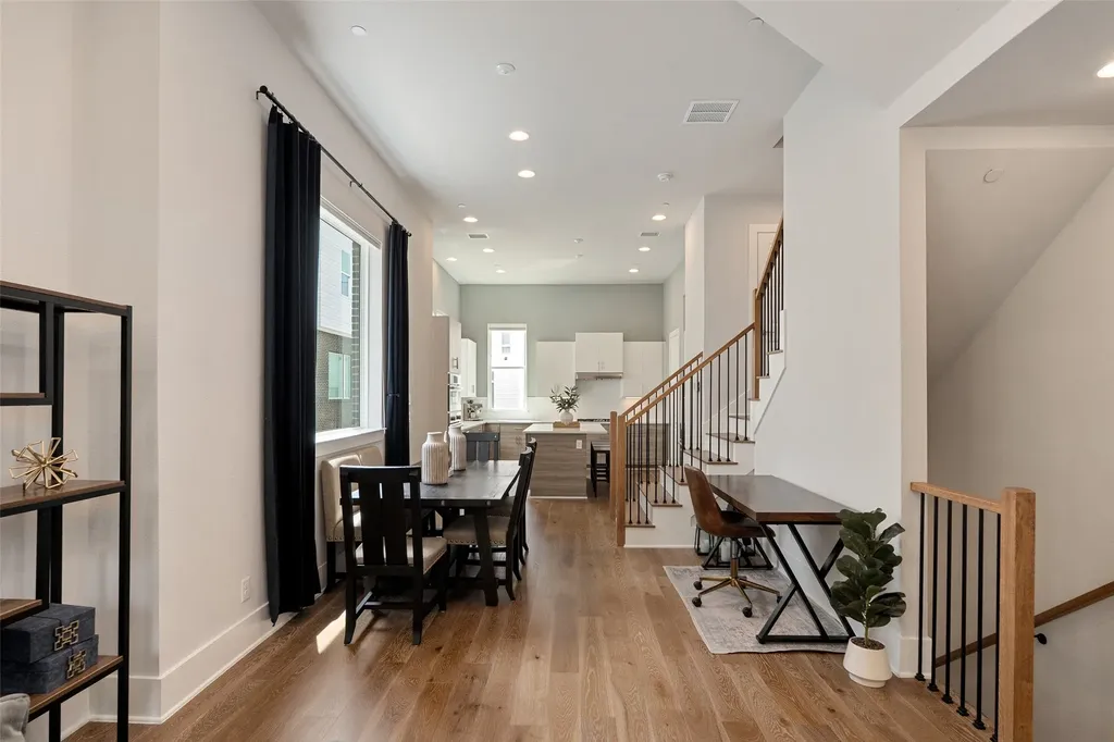 381 E Greenbriar Lane Dallas TX 75203