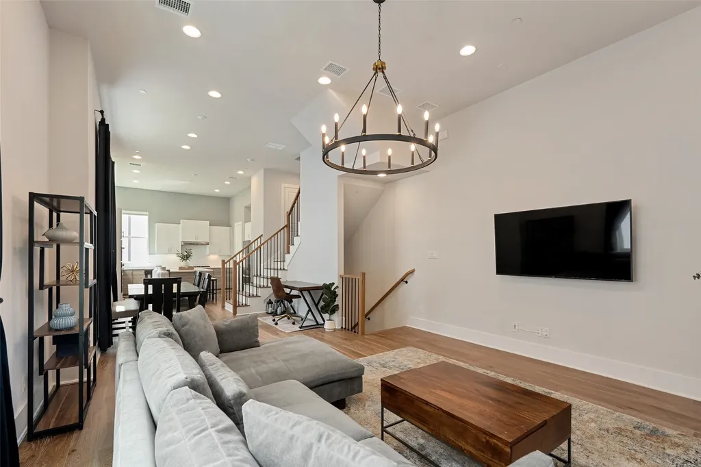 381 E Greenbriar Lane Dallas TX 75203
