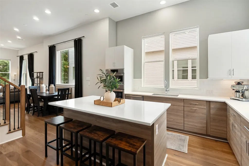 381 E Greenbriar Lane Dallas TX 75203