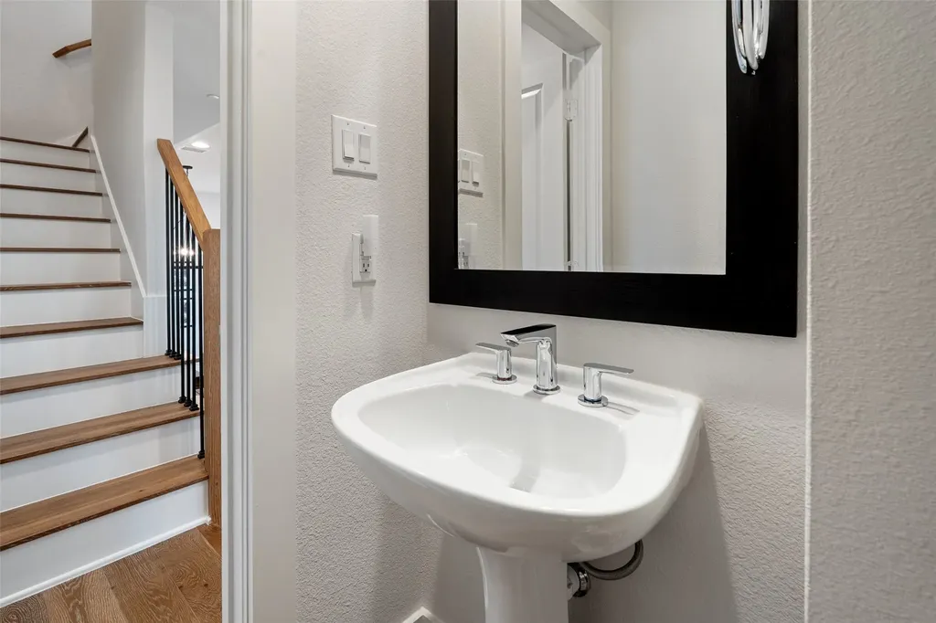 381 E Greenbriar Lane Dallas TX 75203