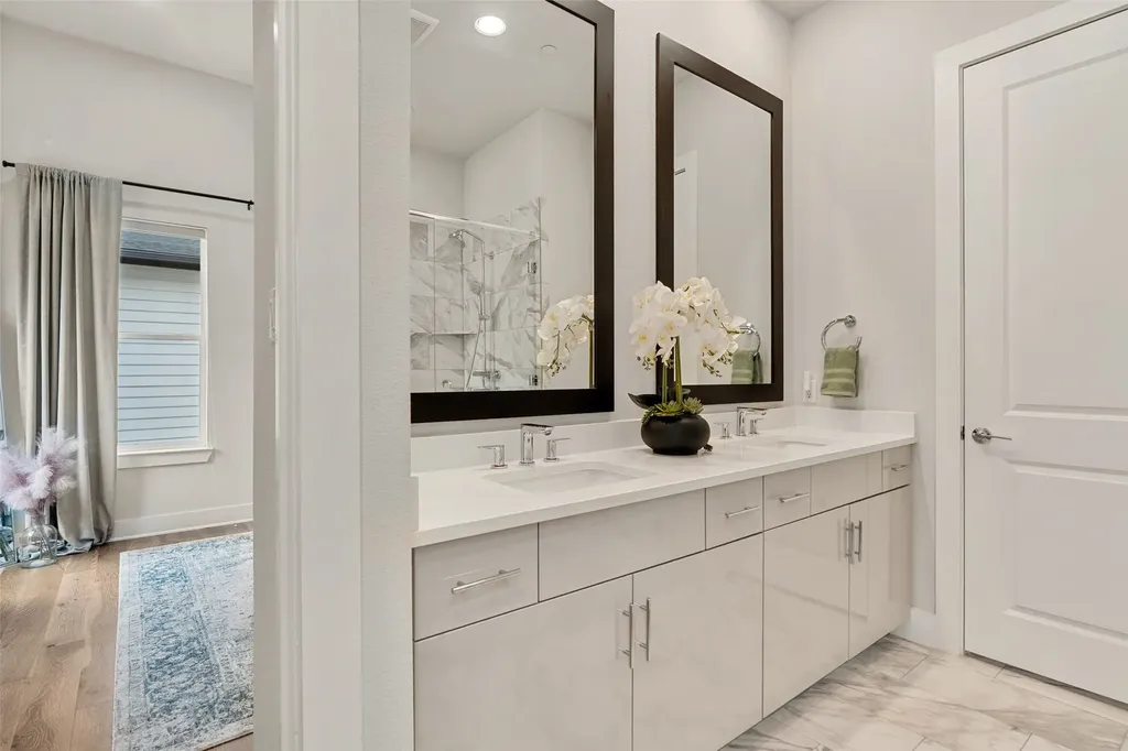 381 E Greenbriar Lane Dallas TX 75203
