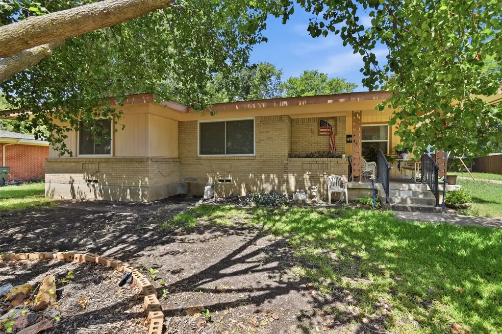 913 Blossom Circle Garland TX 75041