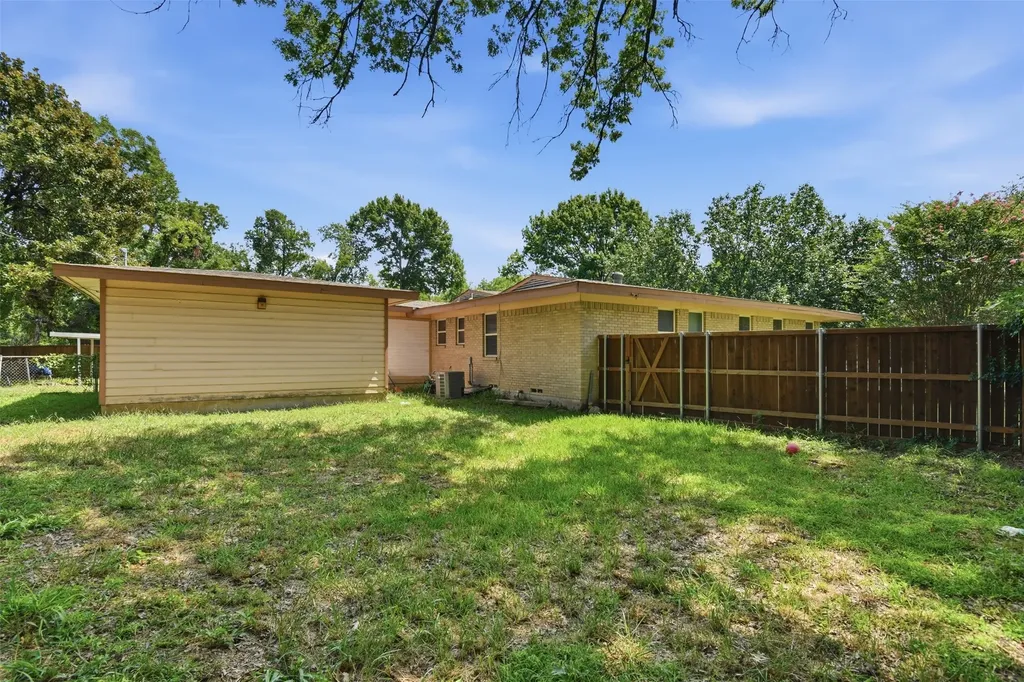 913 Blossom Circle Garland TX 75041