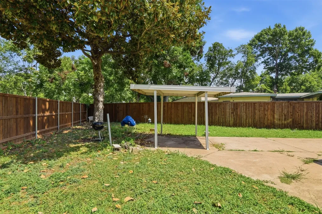 913 Blossom Circle Garland TX 75041