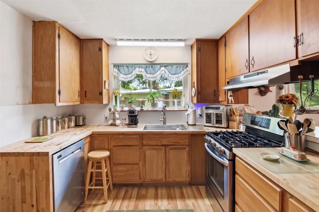 913 Blossom Circle Garland TX 75041