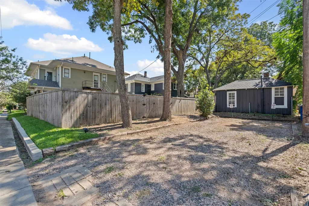 303 S Edgefield Avenue Dallas TX 75208