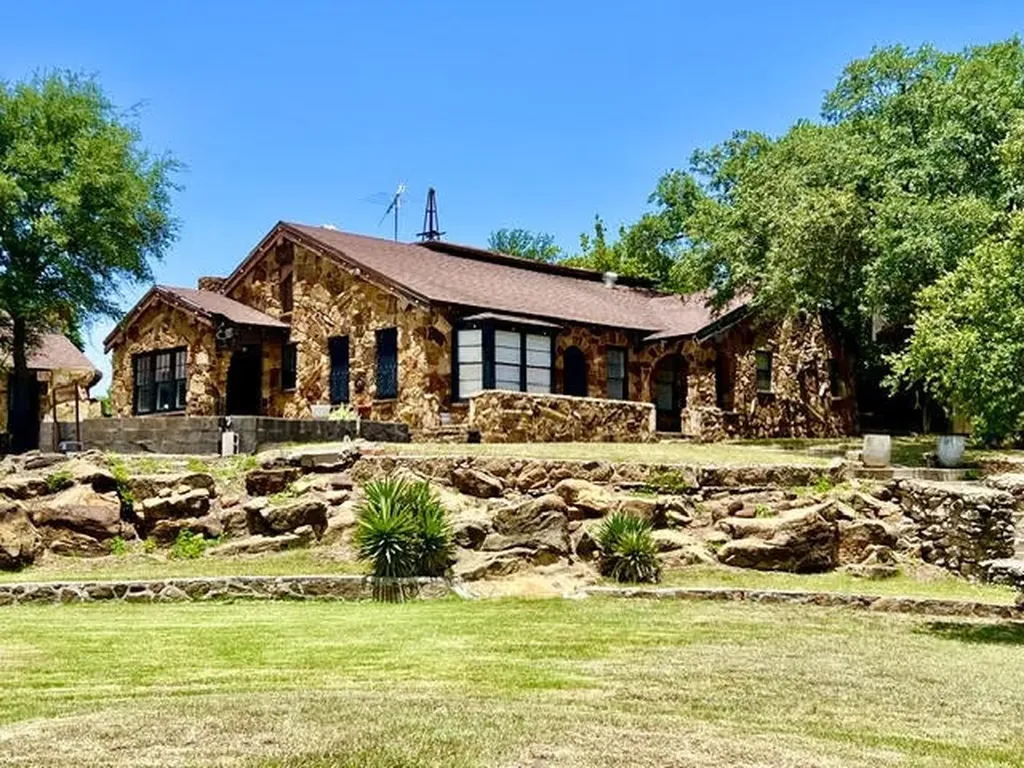 124 S 3rd Street Jacksboro TX 76458