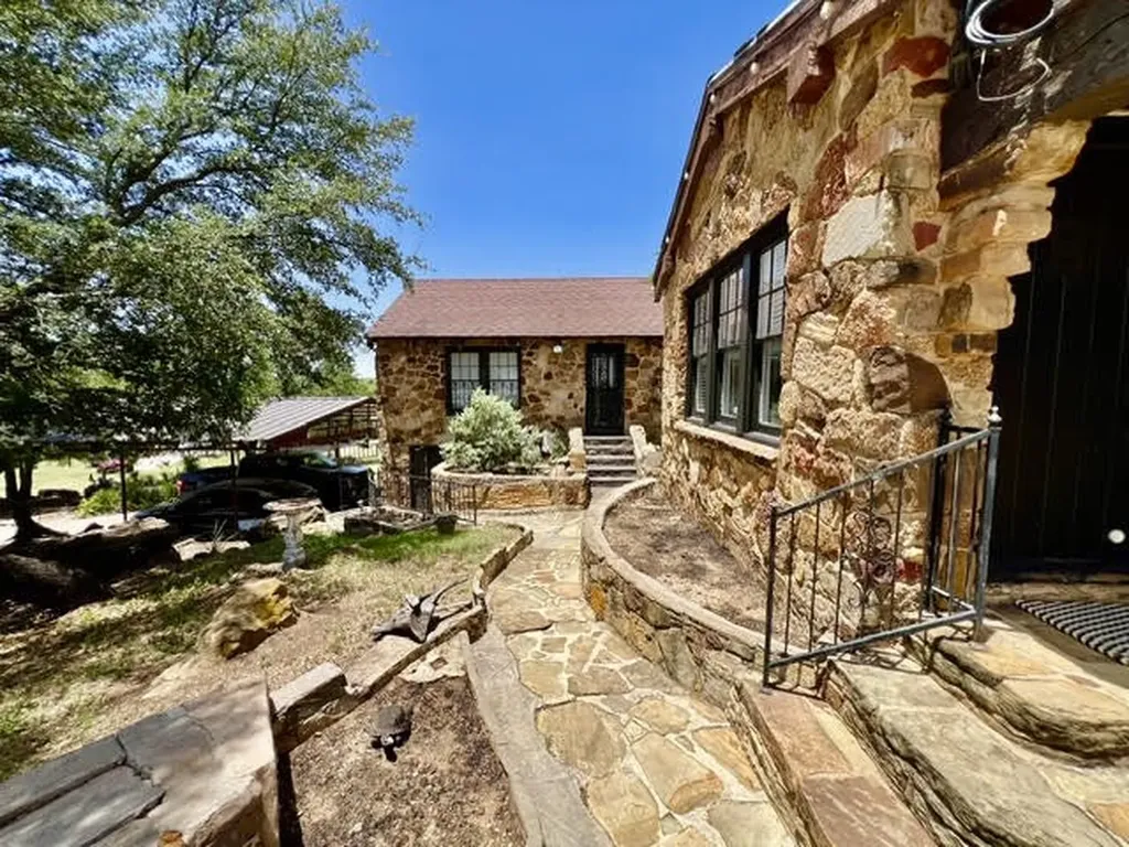 124 S 3rd Street Jacksboro TX 76458
