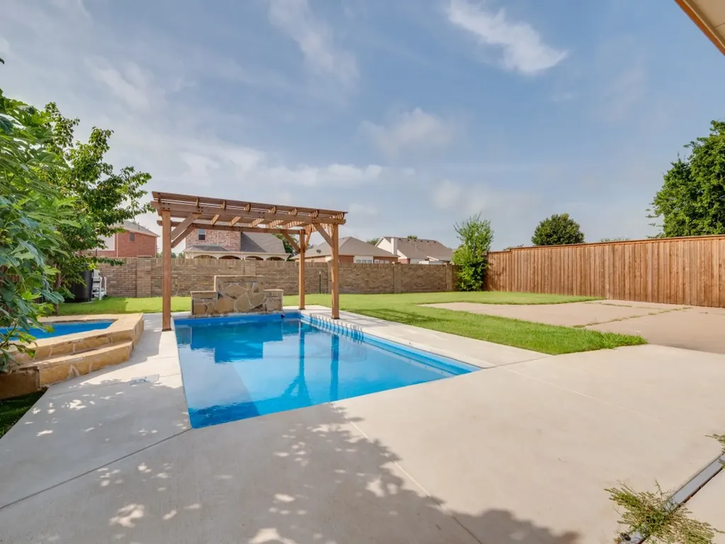 2811 Gillespie Lane Grand Prairie TX 75052