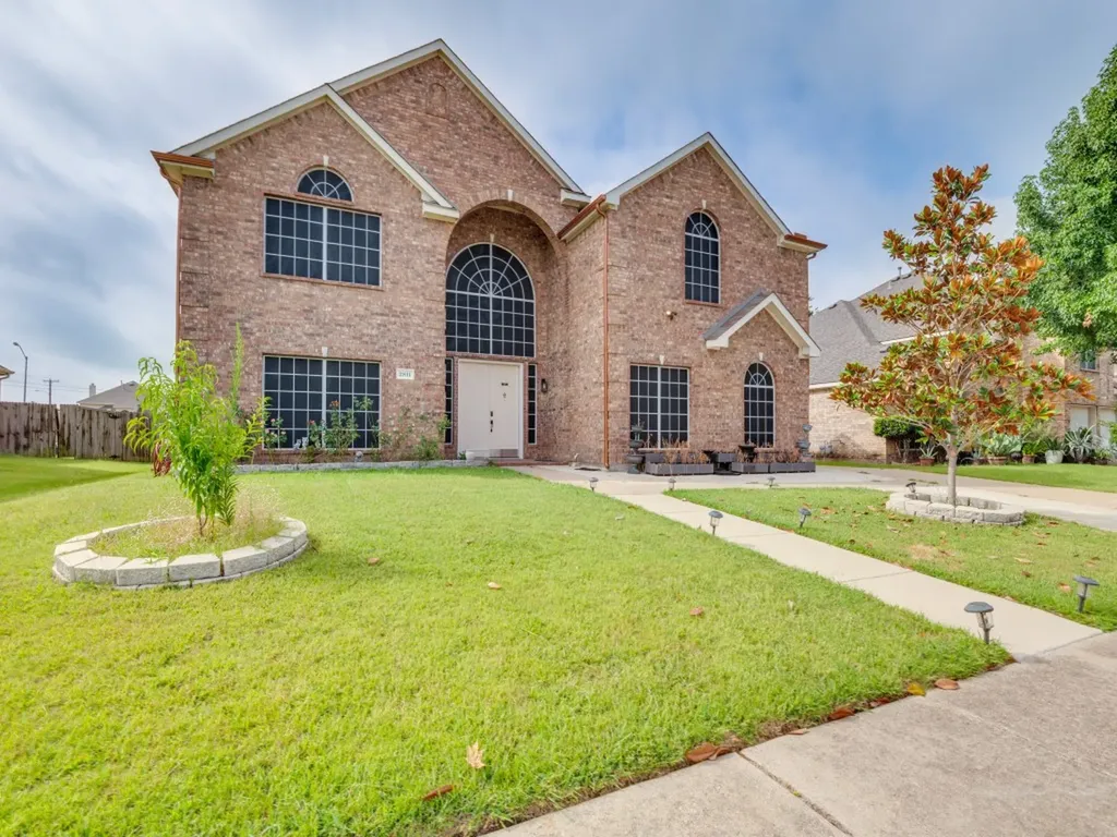2811 Gillespie Lane Grand Prairie TX 75052